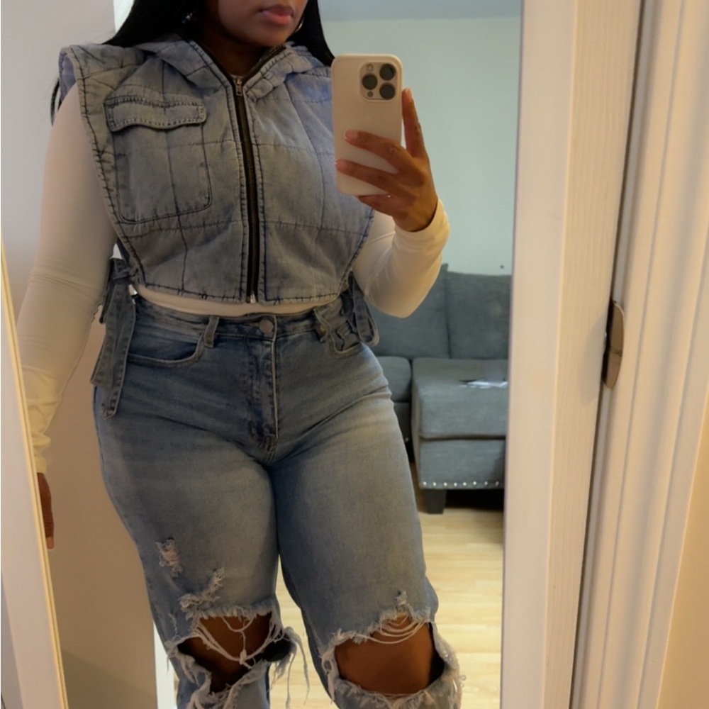 VEST - Picture 2 of 3